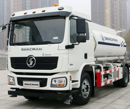 SHACMAN 4X2 WATER TANK沙克曼4x2水罐车 - Truck Product Image