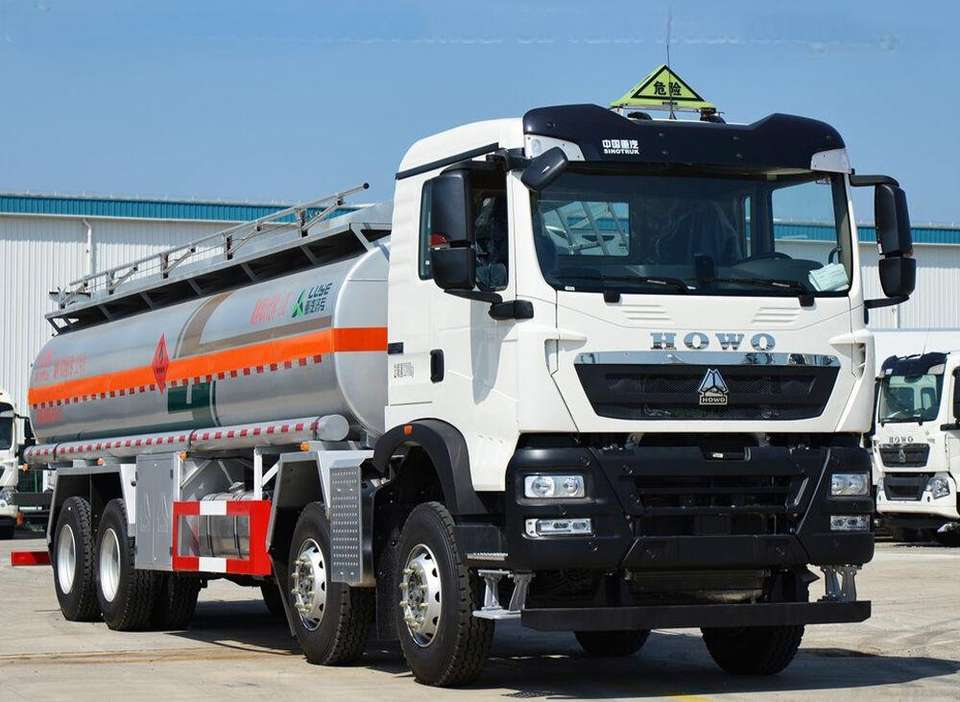 HOWO TANKER TRUCK豪沃油罐车 - Truck Product Image